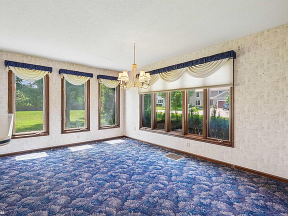 2nd image of 3112 Crystal Dr