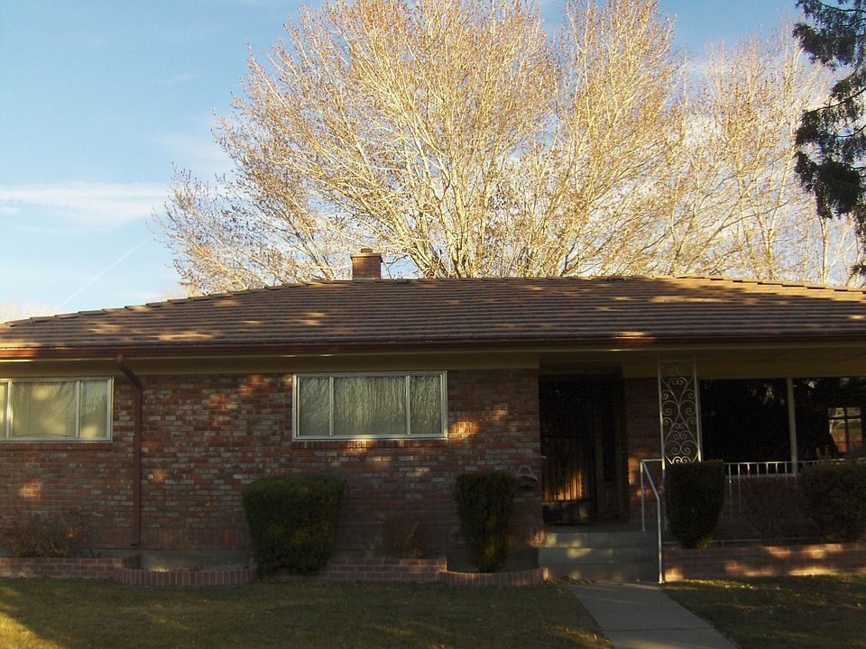 Front showing lving room windows