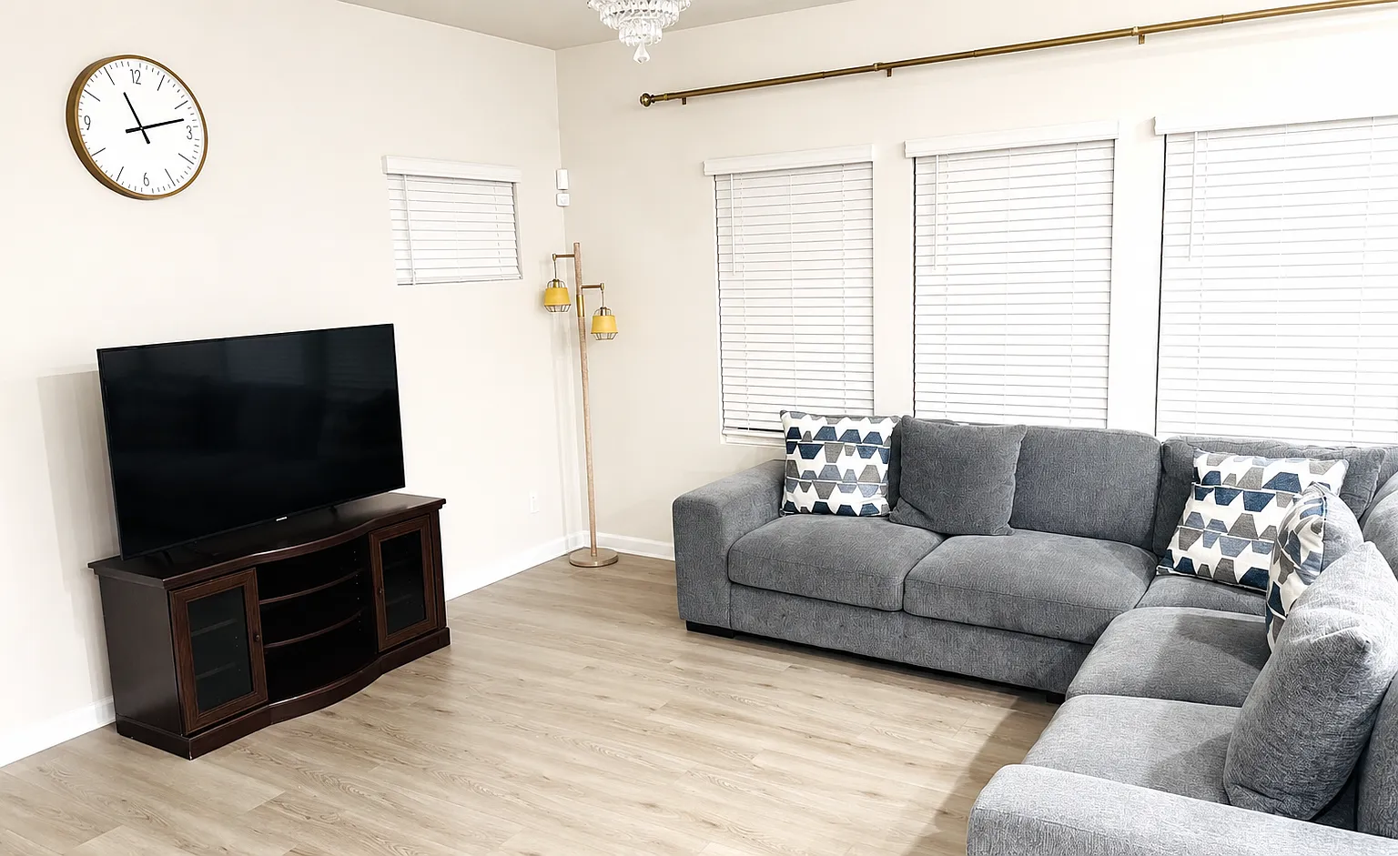 4 Bedroom 2.5 bath with a loft Singe Family House for Rent — Photo 3