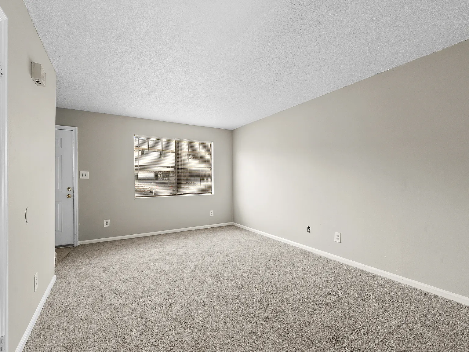 Country Club Apartments — Photo 3