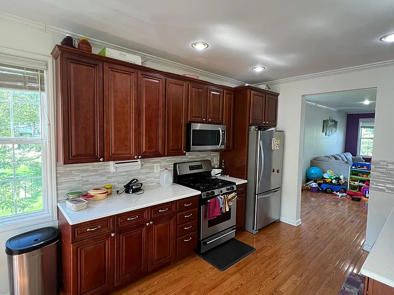 555 Coventry Dr — Photo 9