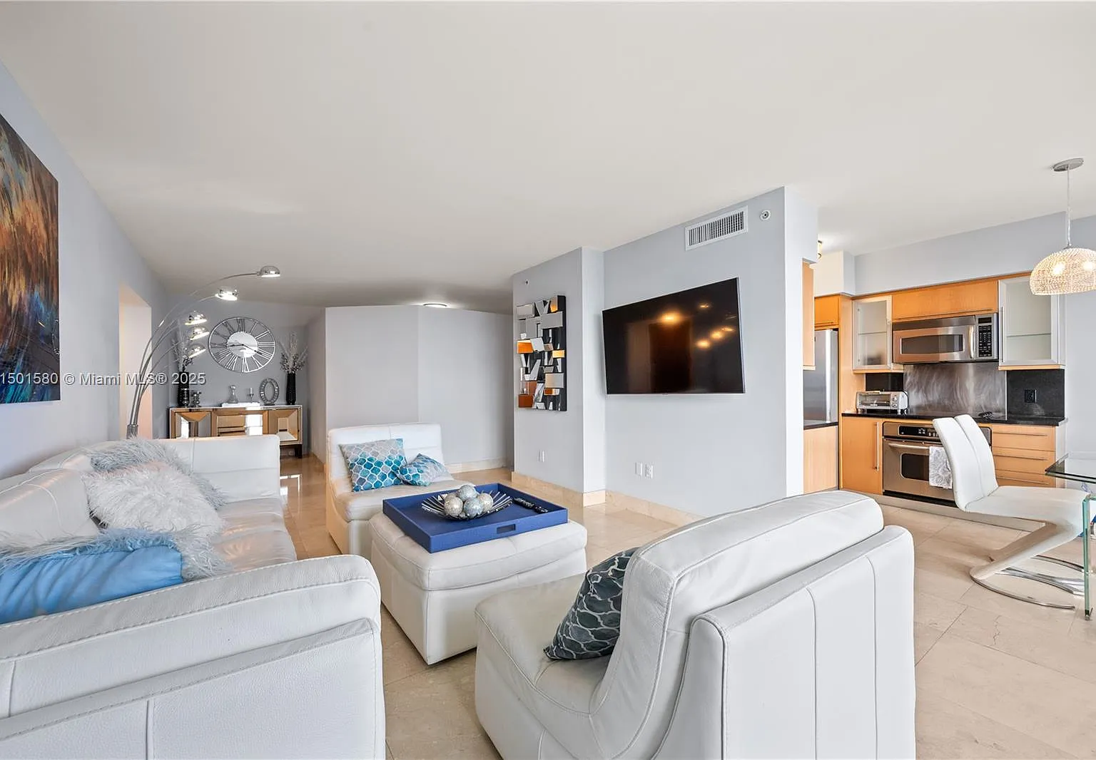 Akoya Condo — Photo 2