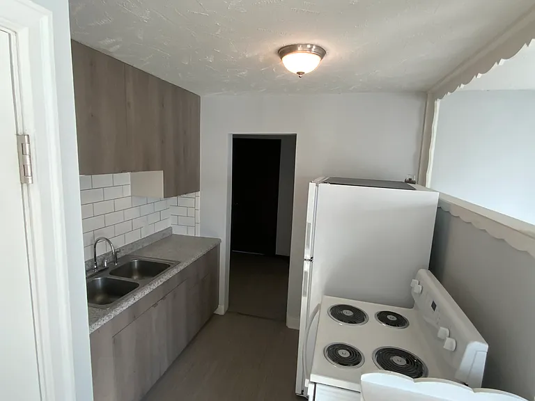 324 S Nye Ave — Photo 3