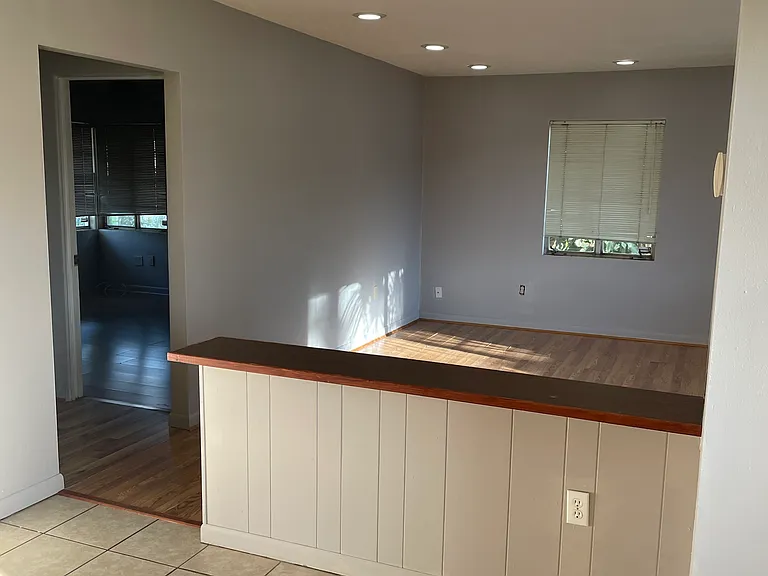 433 49th St W — Photo 2