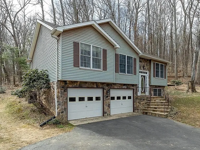 423 Flower Dr — Photo 1