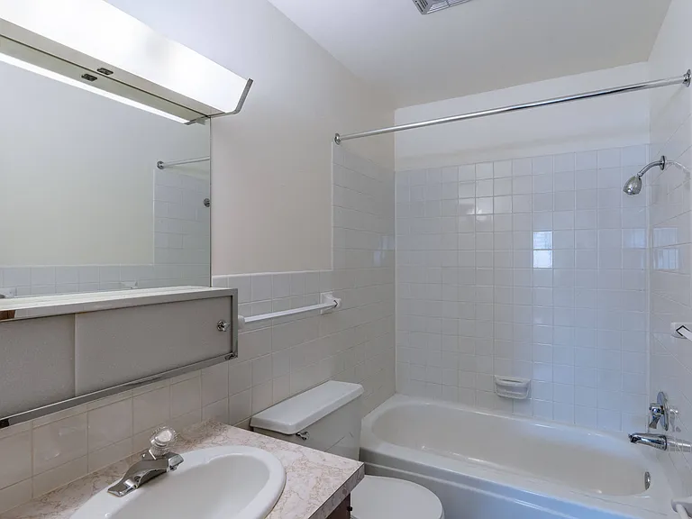 Fargo, ND Windsor Apartments | Bathroom