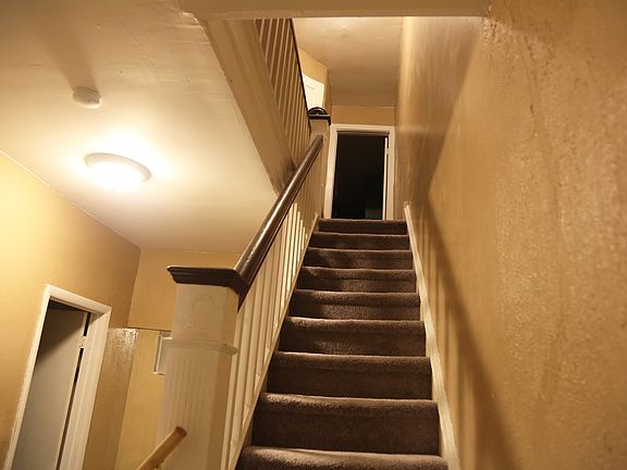 5th image of 828 E Westmoreland St