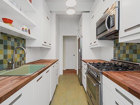 5th image of 3901 Independence Ave APT 1R