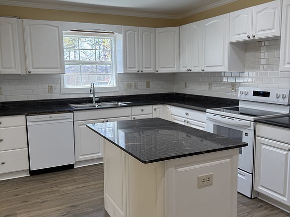 2nd image of 2209 Jerry Jones Dr
