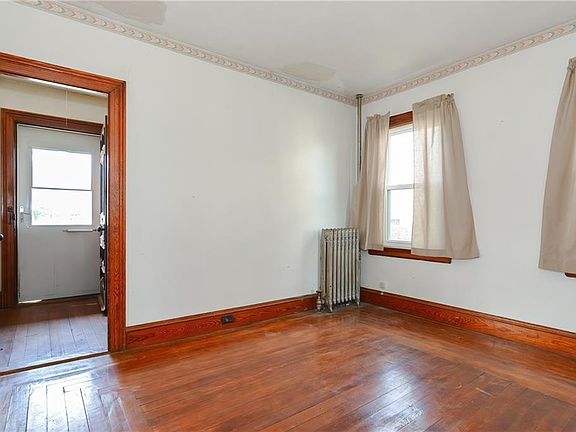 5th image of 55-57 Bourne Ave E