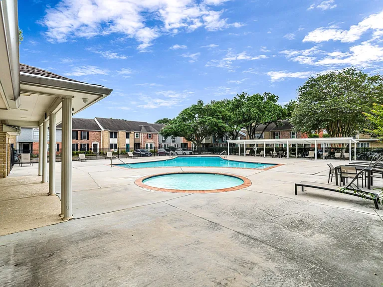 1669 W Sam Houston Pkwy S — Photo 33