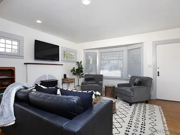 422 W University Pl — Photo 3
