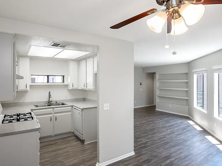 407-409 W Lexington Dr — Photo 6