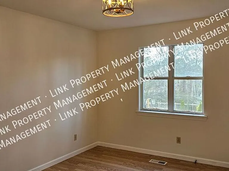 9328 Berkshire Cir — Photo 13