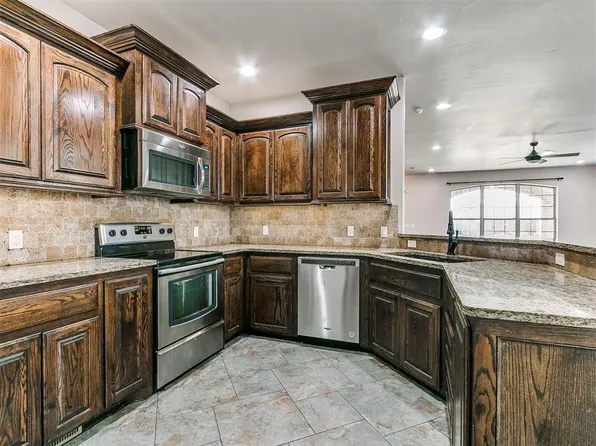 613 SW 7th St, Moore, OK 73160
