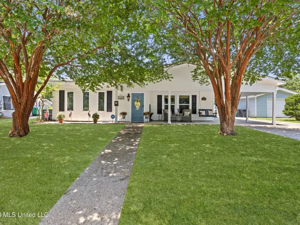 1109 Country Club Dr, Pascagoula, MS 39567