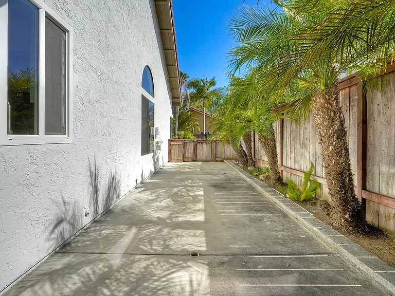 630 Poinsettia Park N — Photo 24