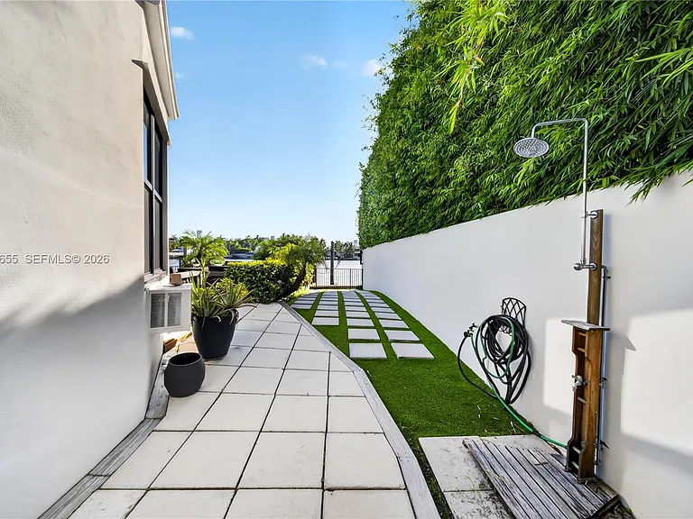 460 W Dilido Dr — Photo 32