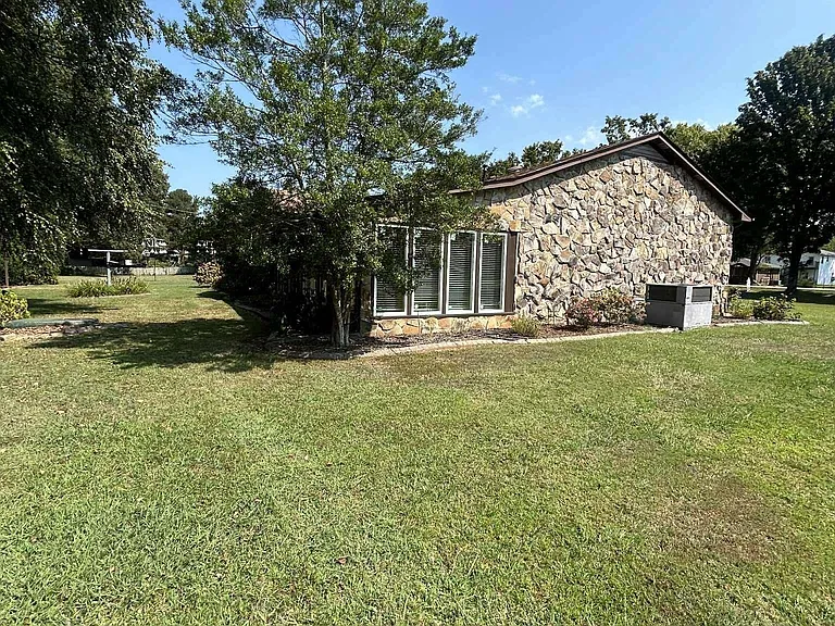 17835 Oakdale Rd — Photo 4