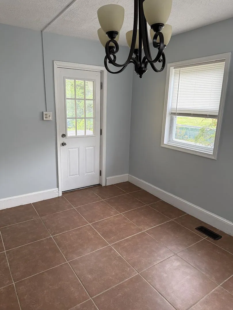 4 bed, 2.0 bath, $2,095 — Photo 4