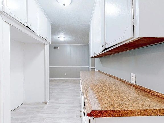 3rd image of 933 Parkwood Ct