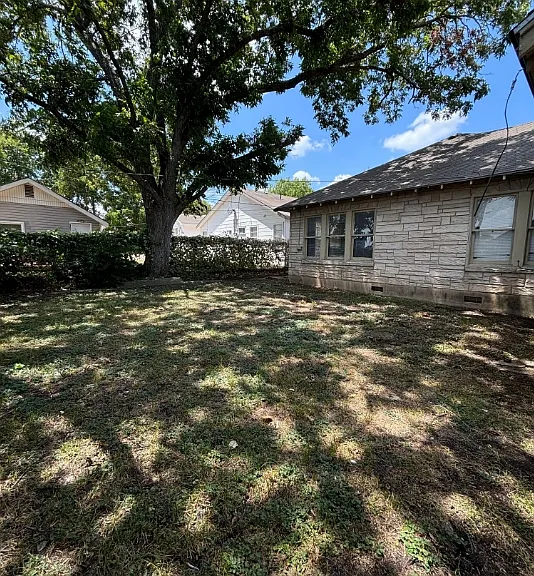 2402 Proctor Ave — Photo 12
