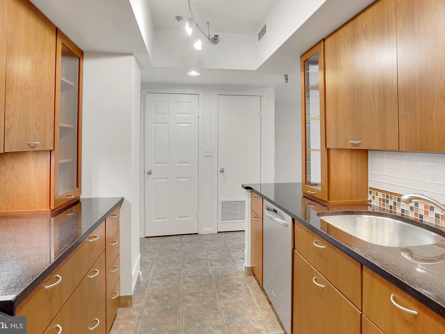 1 bed, 1.5 bath, 830 sqft, $3,000 — Photo 3