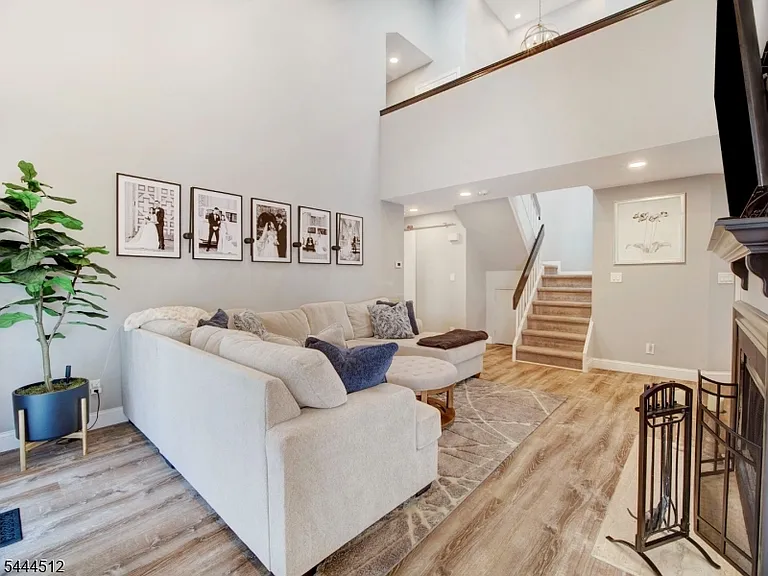 4 Tulip Cres #2B — Photo 3