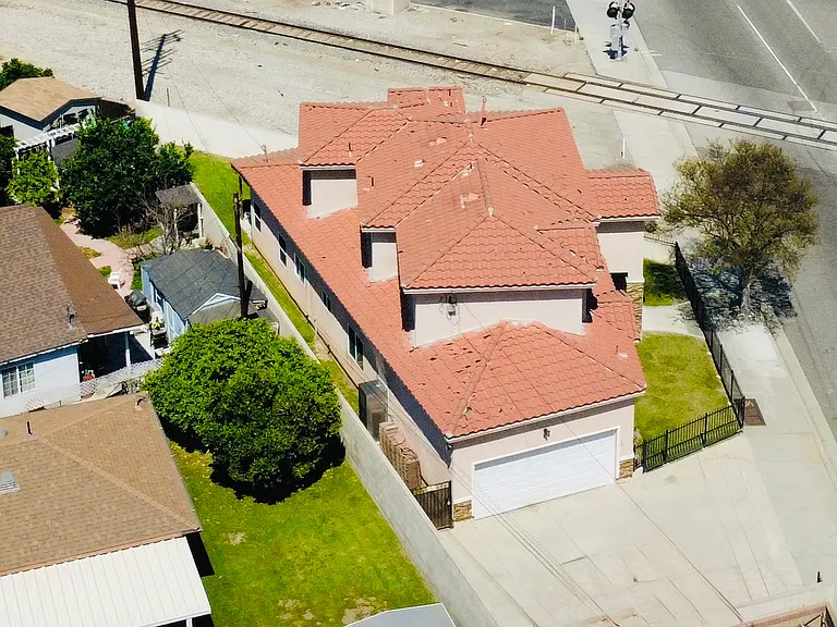 14401 Bloomfield Ave — Photo 25