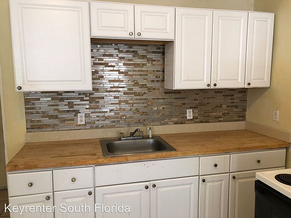 4th image of 228 N C St APT 1