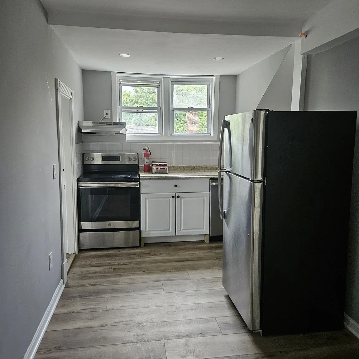 3 bed, 900 sqft, $3,300 — Photo 1