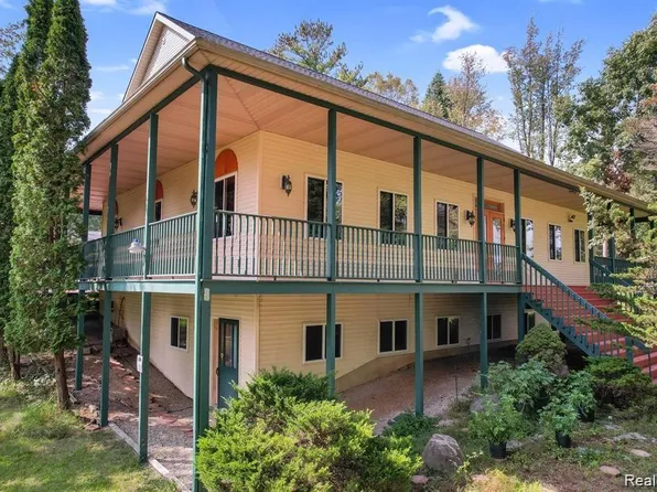 10515 N Latson Rd, Howell, MI 48855