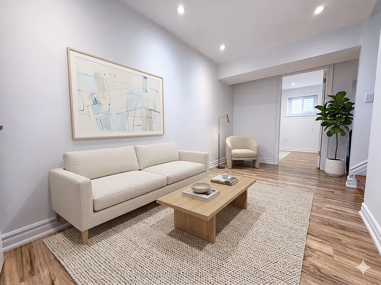 21 Colinayre Cres — Photo 3