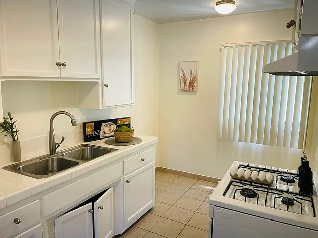 955 Hillcrest St #2 — Photo 10
