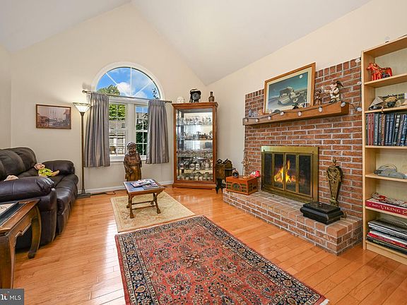 5th image of 368 Hollytree Ct