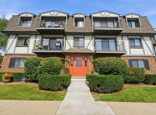 102 Steeple Dr APT B, Buffalo Grove, IL 60089