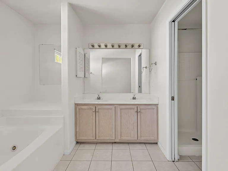 2322 Charing Cross Rd — Photo 26
