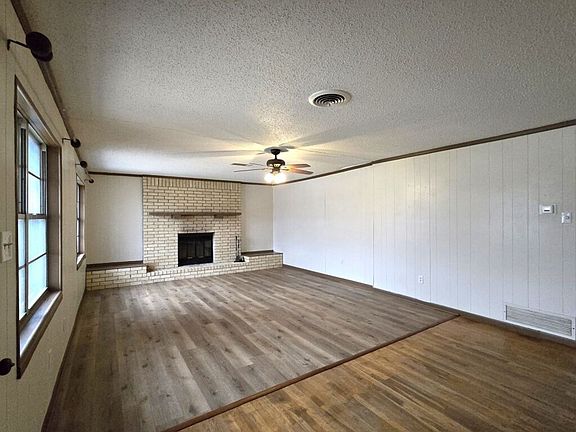2nd image of 616 W Ave E