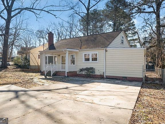 2nd image of 611 Briarwood Cir NW