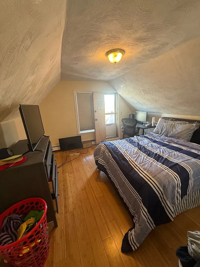9/1/27 No Fee! Spacious 2-level 4BR/2BA on Pratt St near BU! — Photo 4
