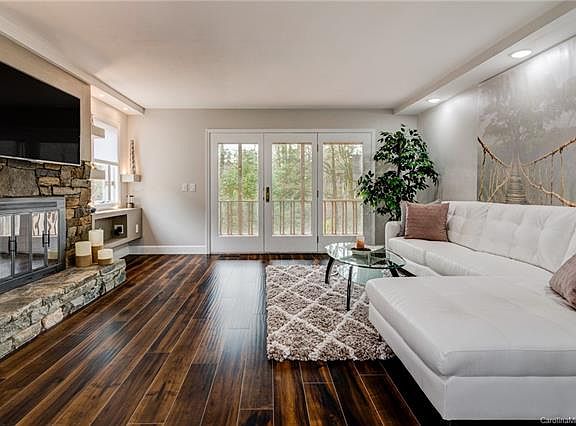 5th image of 302 Live Oak Ln