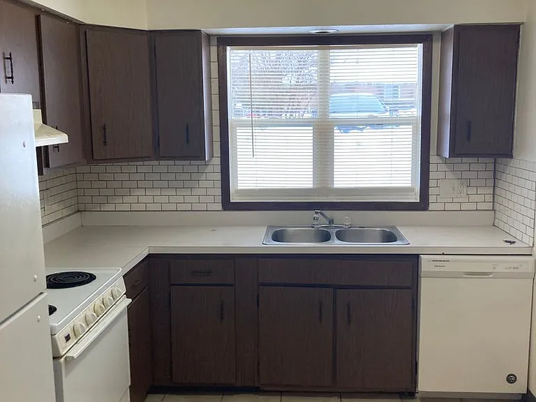 Immaculate Updated 1 and 2 Bedrooms with 1 Bath — Photo 21