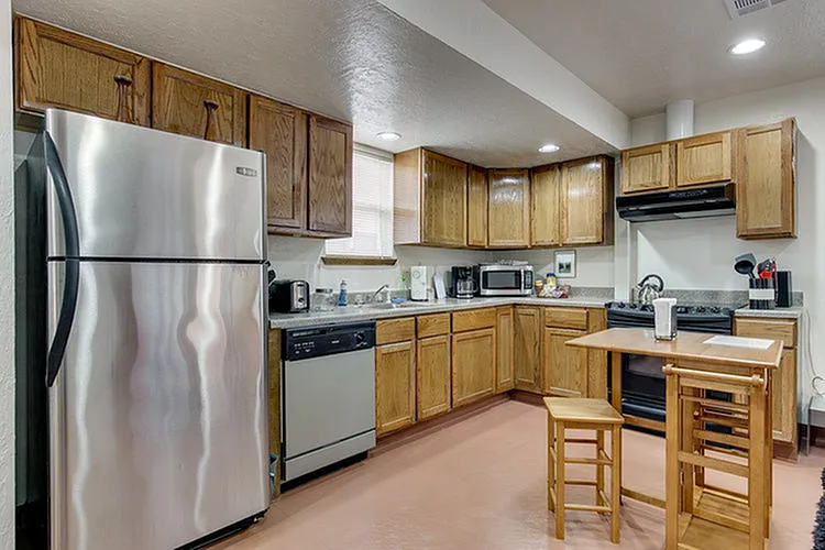 Claremont Apartments — Photo 16