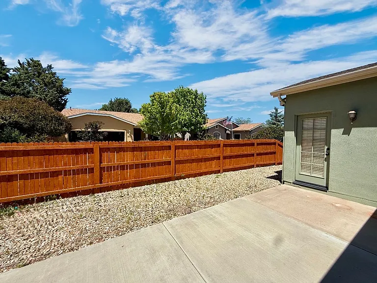 1210 Gardenia Ln — Photo 17