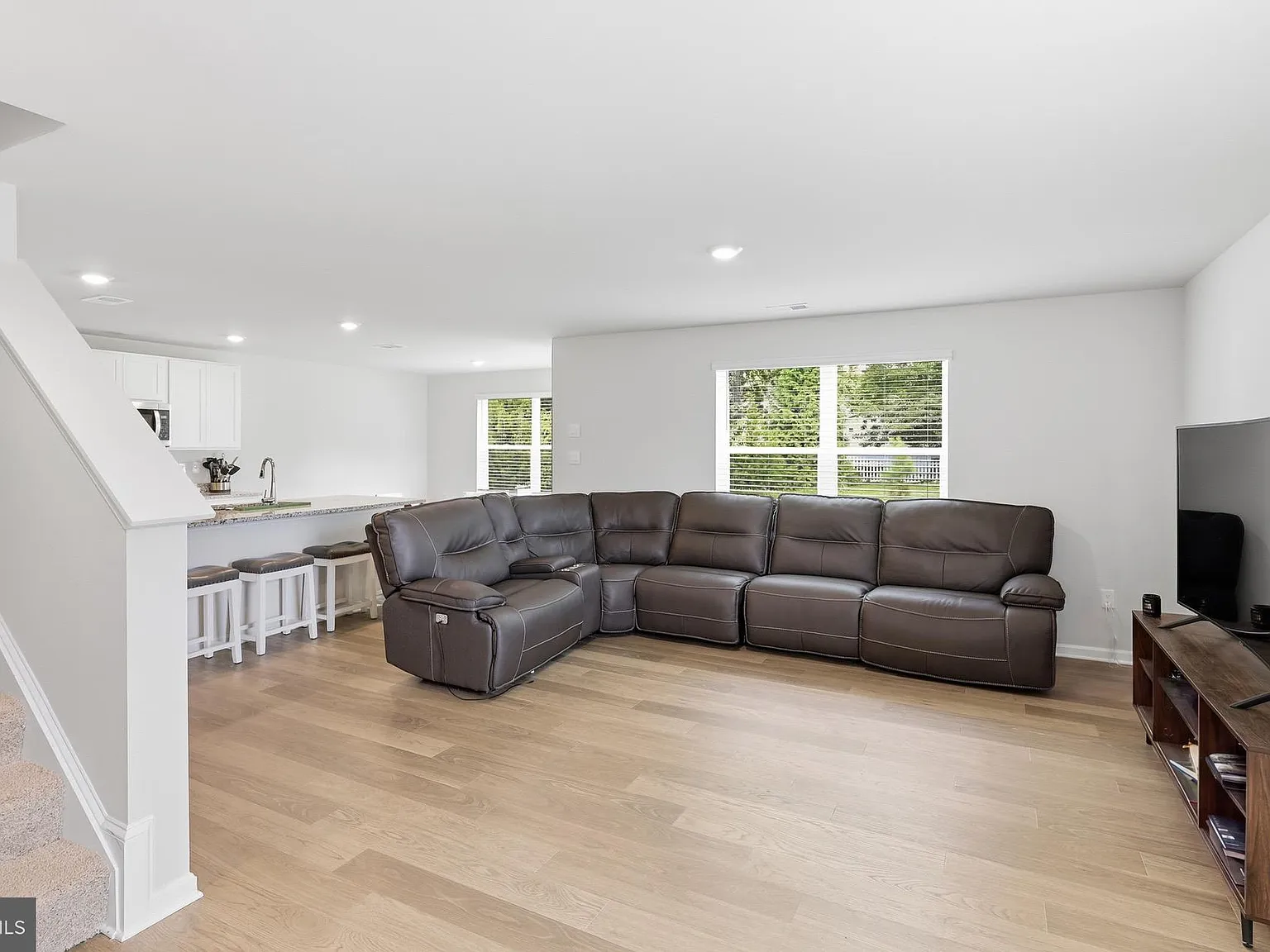 4 bed, 2.5 bath, 811 sqft, $2,700 — Photo 4