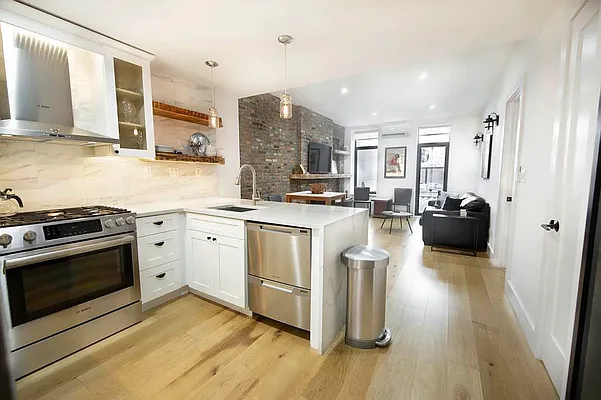 Rented by Safdie Realty Group | media 26