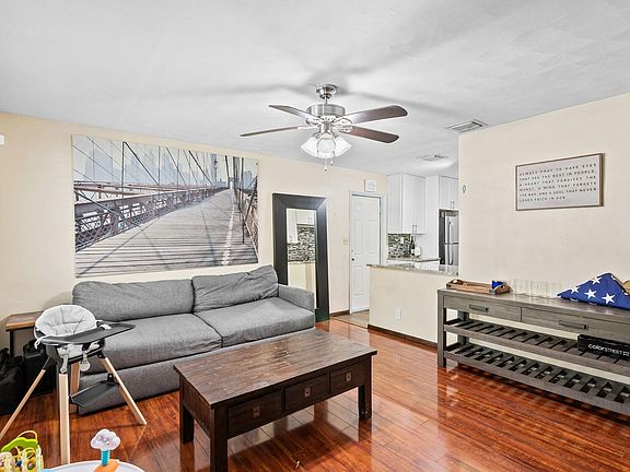 4th image of 2710 NE 9th Avenue