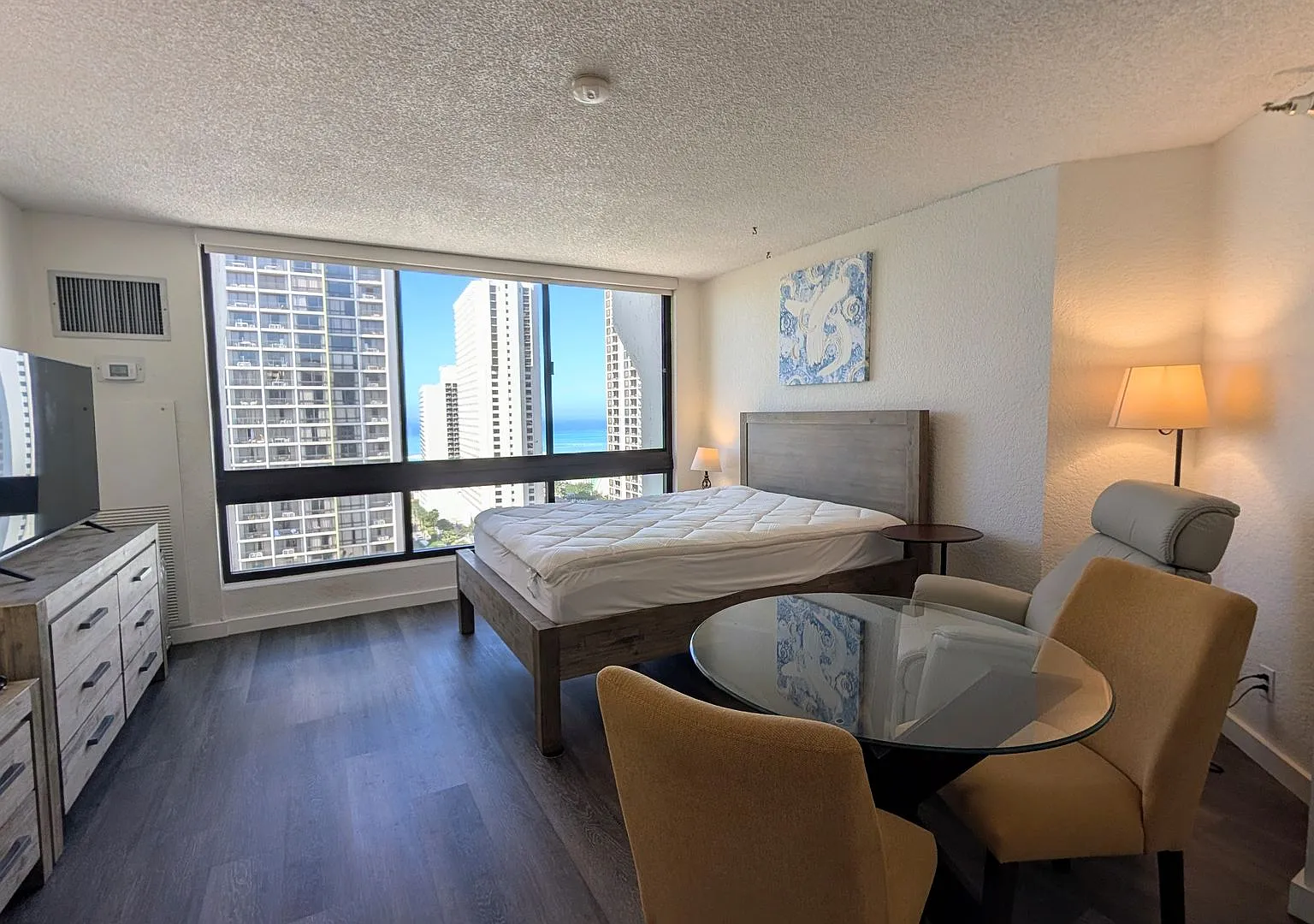 Fully furnished studio at Liliokalani Gardens with sweeping ocean views — Photo 1