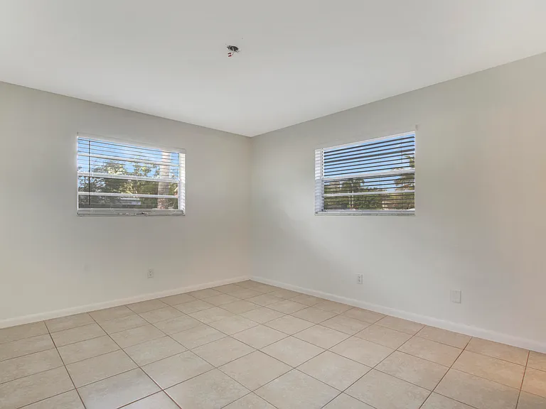 1919 Doffer Ln #1933 — Photo 6