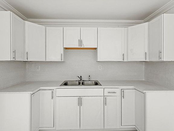 5th image of 906 C Avenue